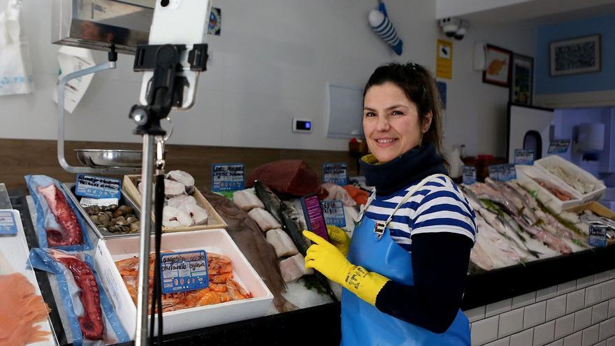 Una 'show-woman' al frente de la pescadería La Kontxa
