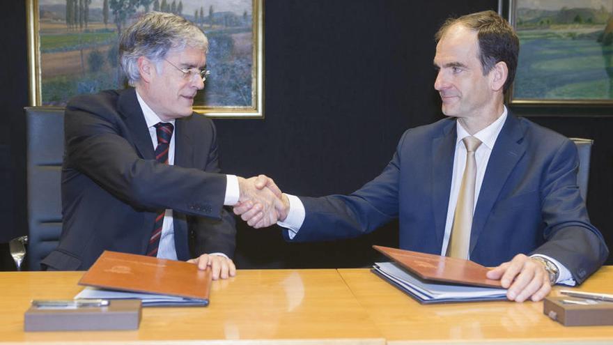 El diputado alavés de Hacienda y Finanzas, José Luis Cimiano (izda), con el director gerente de la Hacienda Navarra, Luis Esáin.