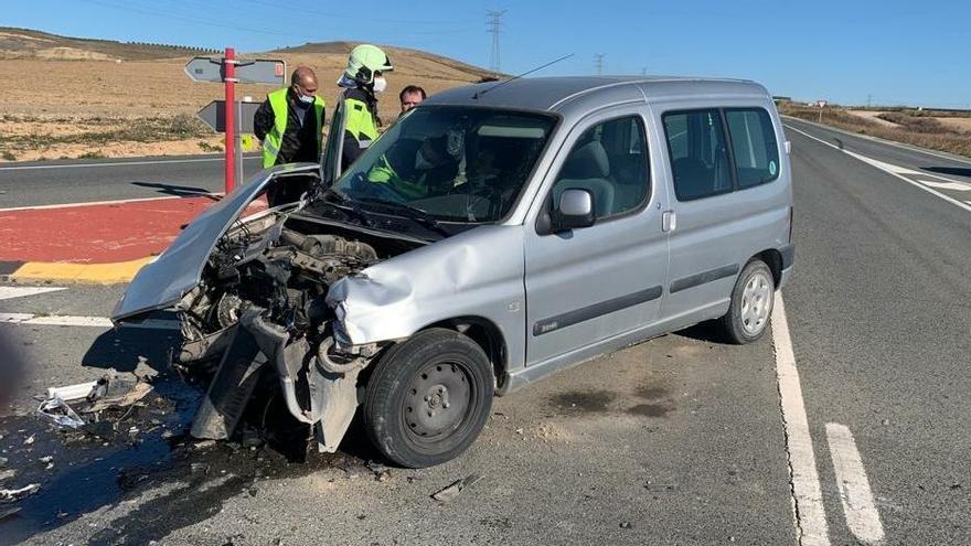 Tres heridos al chocar una furgoneta contra un camión en Falces en la NA-115