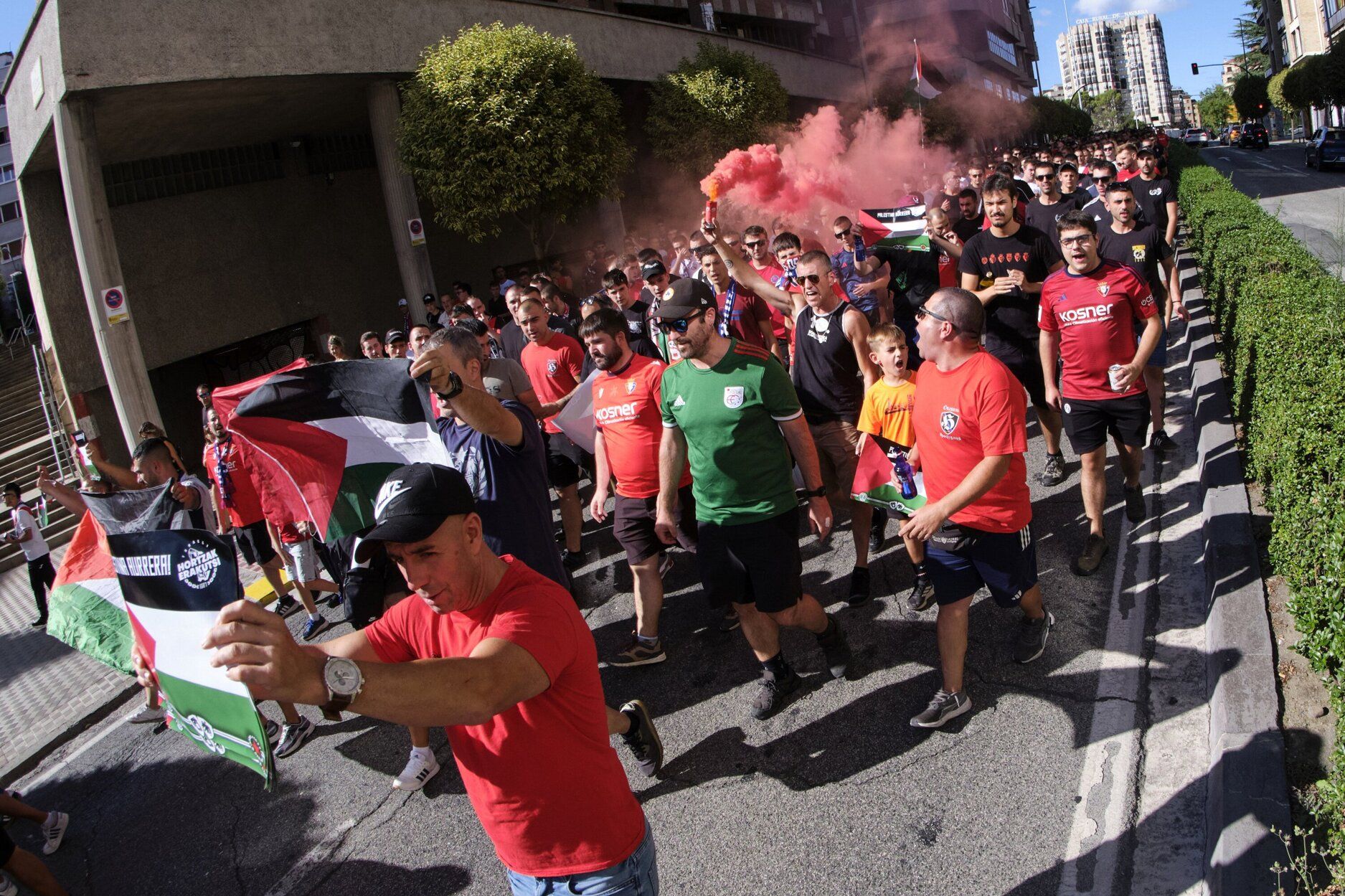 La afición primero: numerosa marcha reivindicativa de los aficionados de Osasuna y Rayo