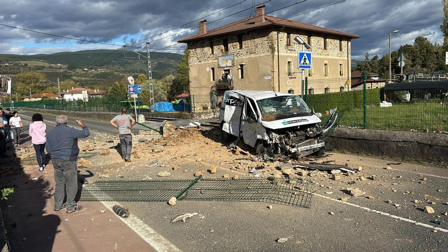 Herido grave el conductor de una furgoneta tras ser arrollado por el tren en Zalla
