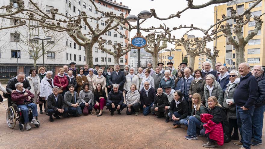 Gaztedi Dantzari Taldearen plazatxoak identifikatzeko plaka berriak ditu