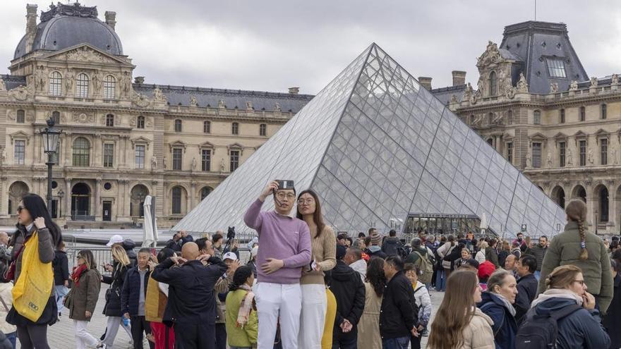 Los investigadores analizan más de 150 pruebas que dejaron los ladrones del Louvre