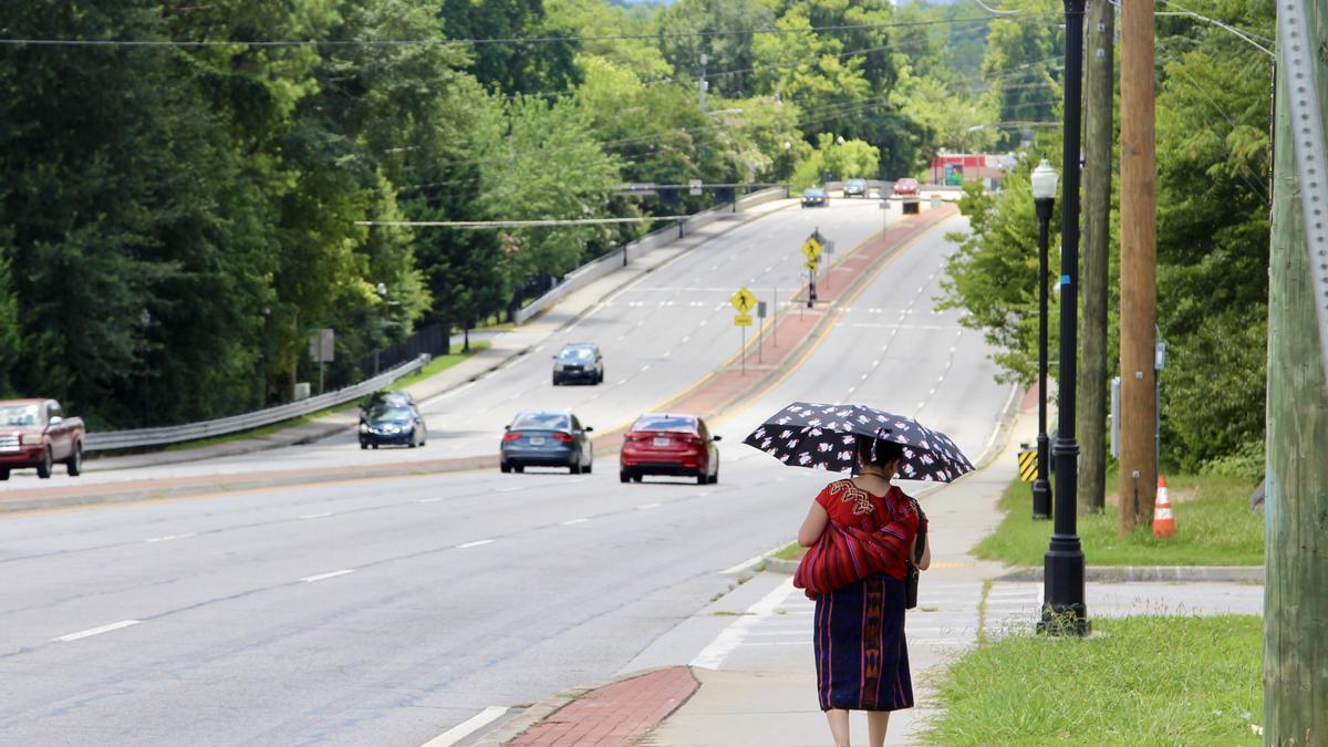 Una mujer caminando en Buford Highway, Atlanta.