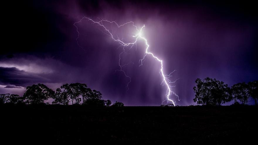 Las tormentas descargan más de 700 rayos en Extremadura provocando hasta 17 incendios forestales simultáneos