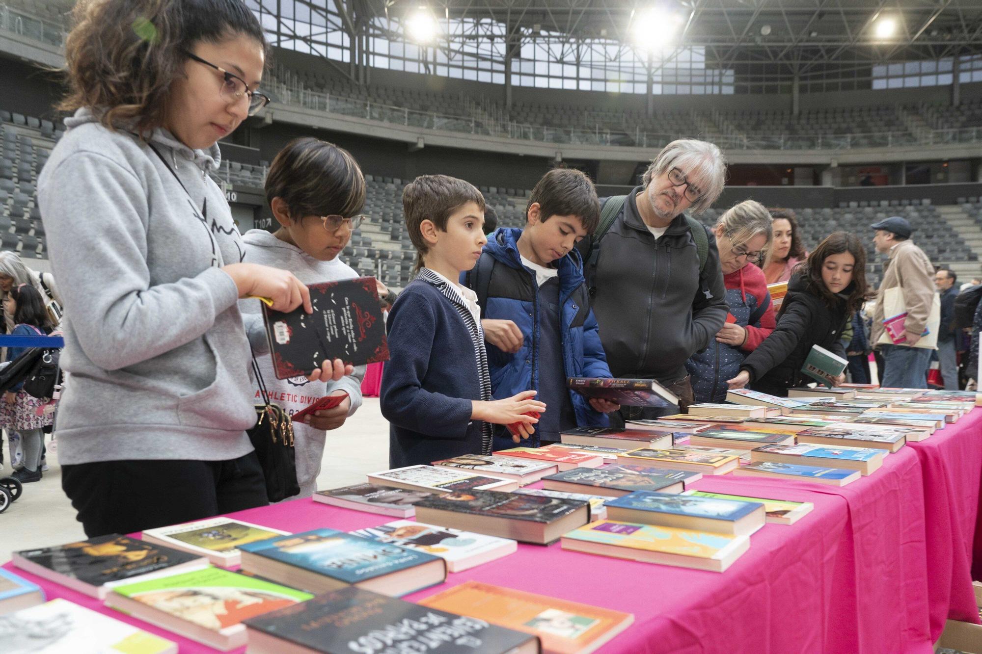 El Iradier, convertido en mercado de trueque de libros