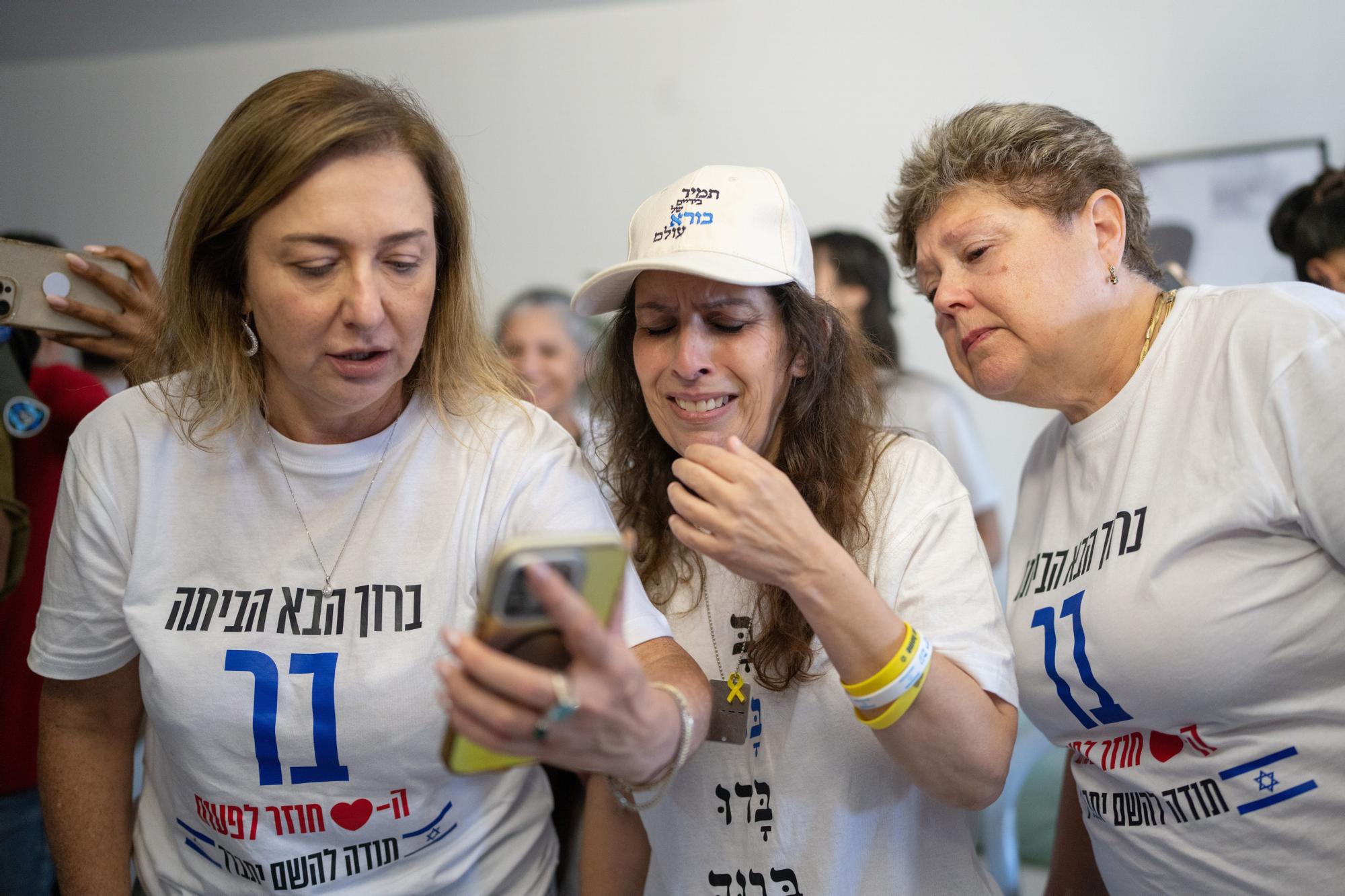 En imágenes | Los familiares de los rehenes israelíes celebran su liberación