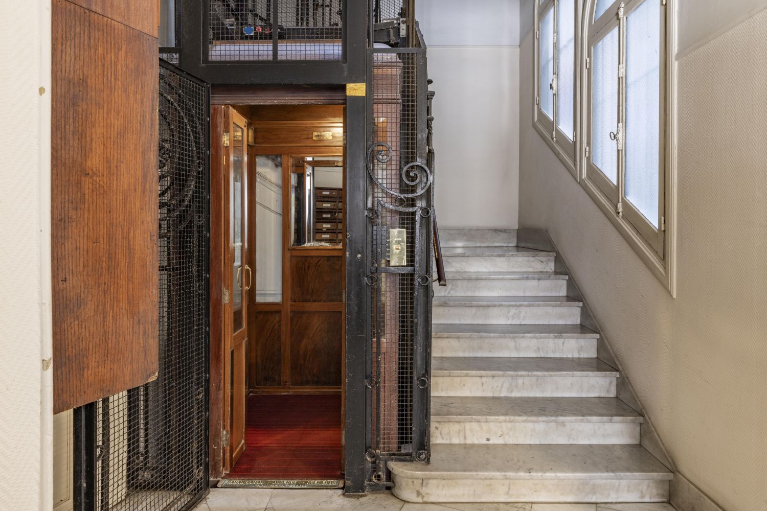 Magnífica propiedad en venta ubicada en un edificio señorial, situada en una de las zonas más elegantes del céntrico barrio de Gros