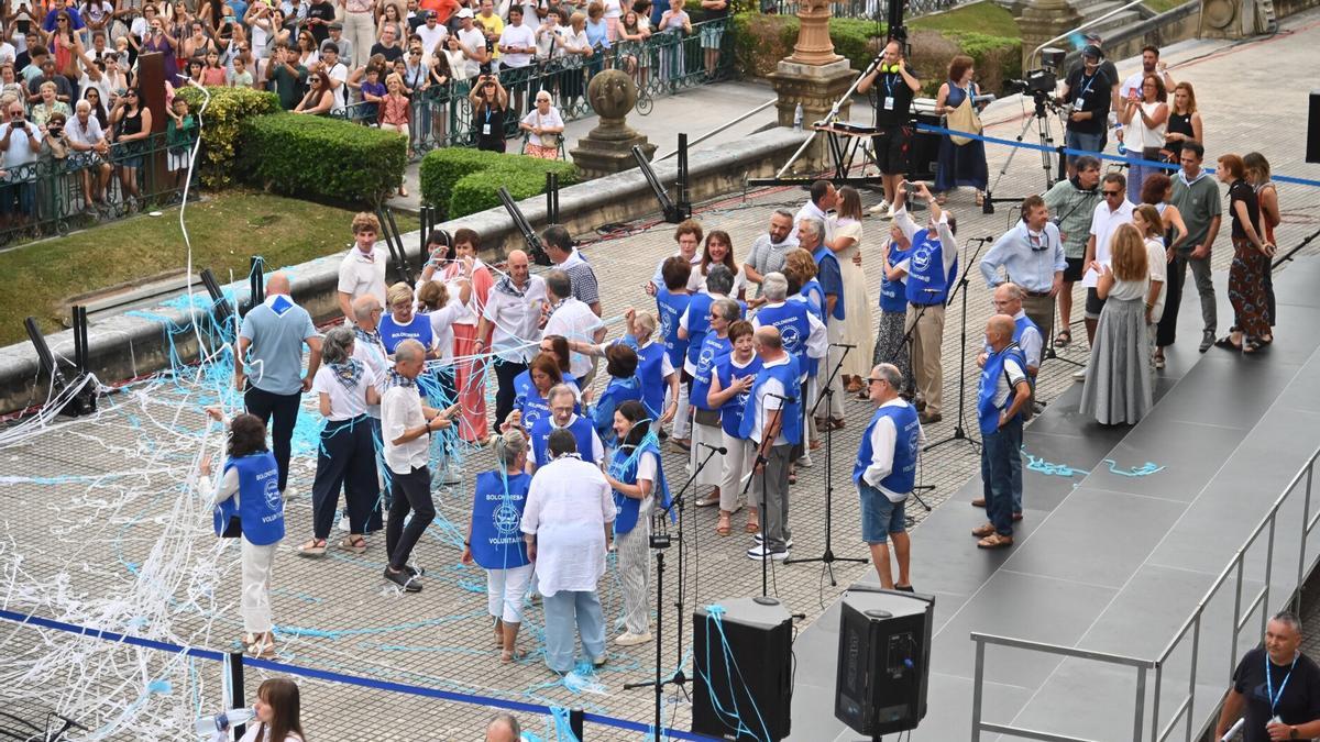 Momento del baile tras la interpretación del Artillero
