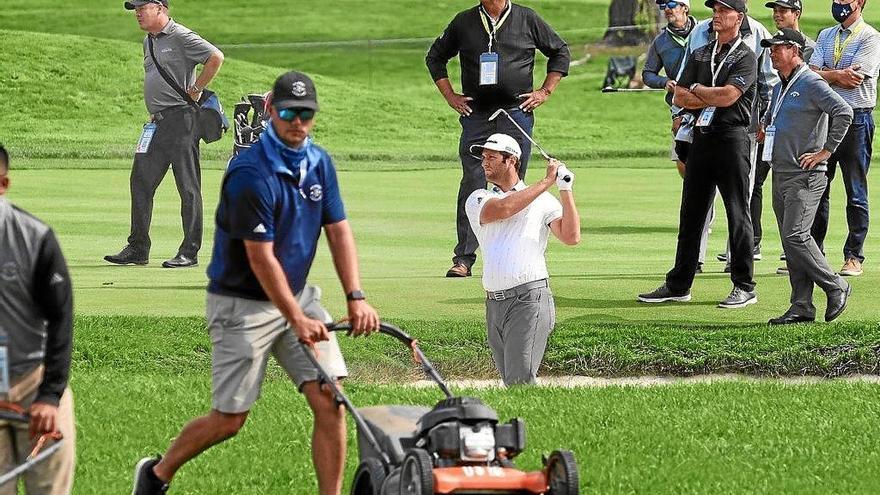 Jon Rahm, en una de las vueltas de prácticas de Winged Foot. Foto: Afp