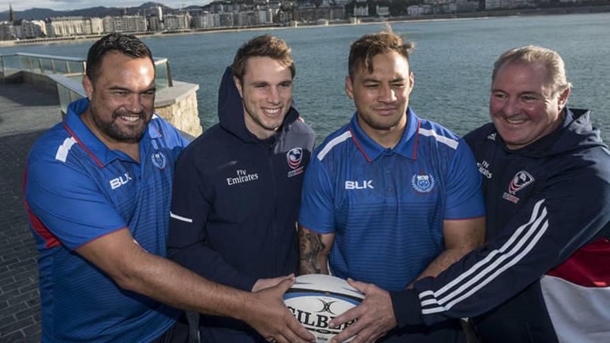 Steve Jackson, Blaine Scully, Jack Lam, y Gary Gold, en el Paseo Nuevo de Donostia.