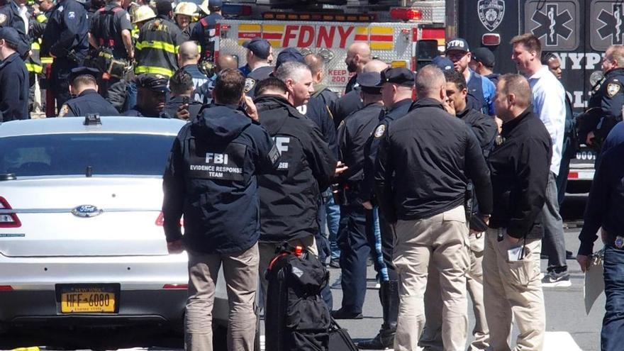 La Policía de Nueva York acordona la zona del tiroteo en el metro que dejó una treintena de heridos