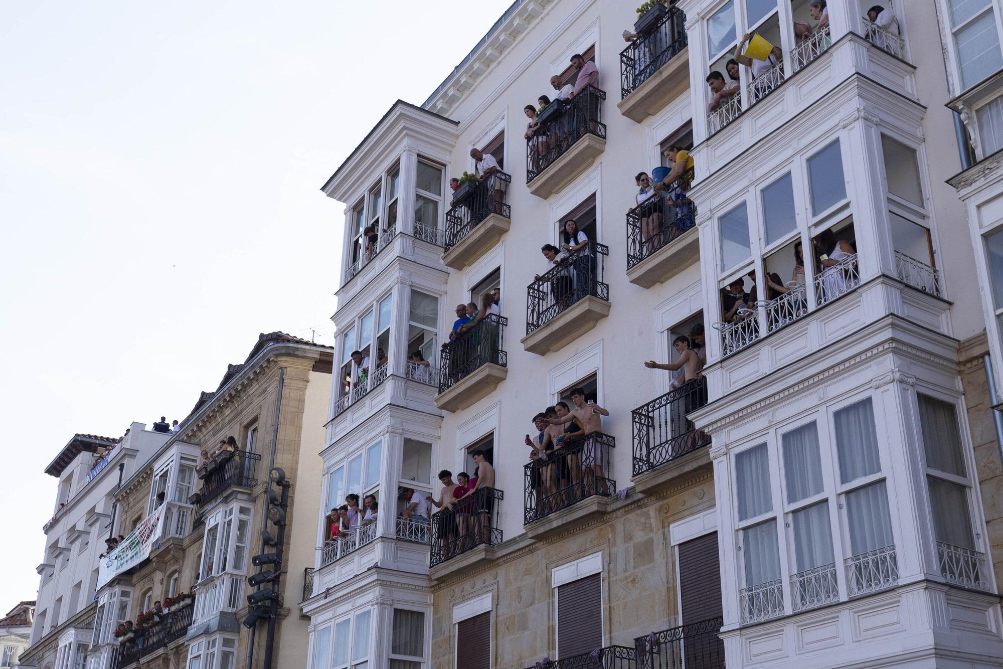 En imágenes: Vitoria sale a la calle a celebrar La Blanca tras el txupinazo
