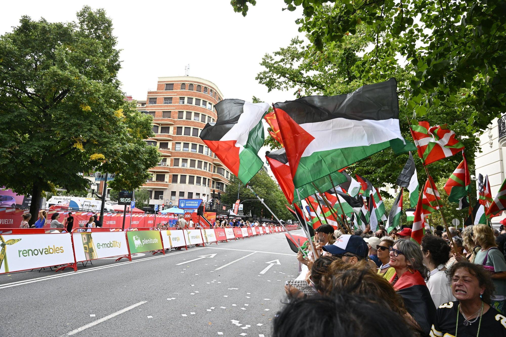 En imágenes: protesta contra el Israel al paso de la La Vuelta por Bilbao