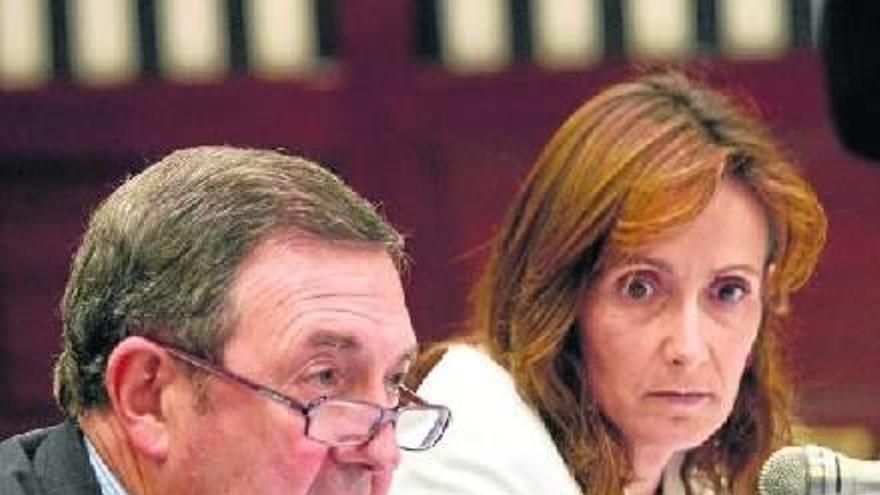 Miguel Lazpiur y Nuria López de Guereñu, durante una comparecencia.