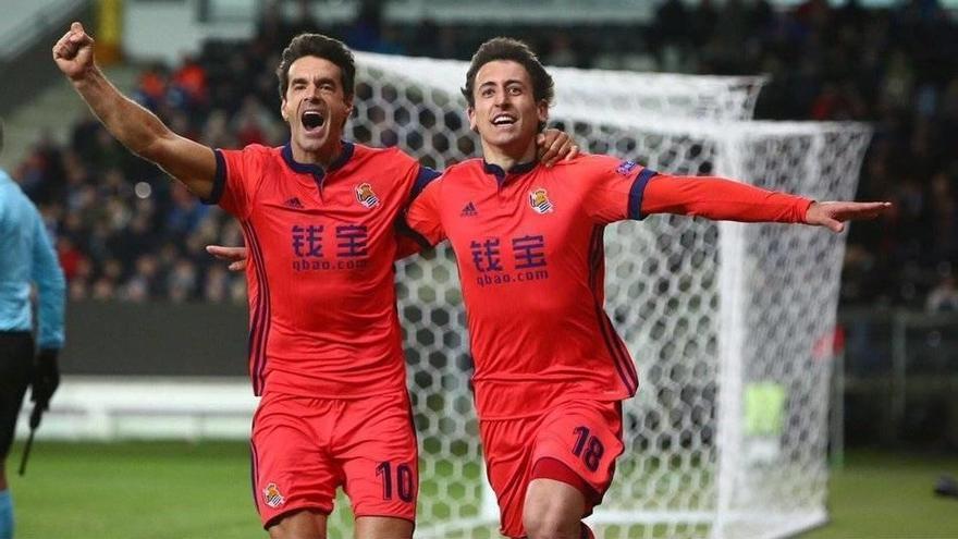 Xabi Prieto y Oyarzabal celebran el gol de este último en el partido de ayer contra el Rosenborg en Trondheim