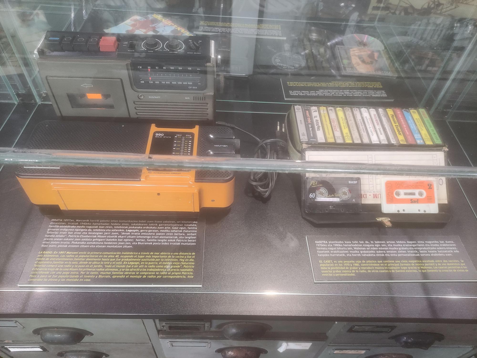 Exposición de objetos de hace unas décadas, en Legazpi