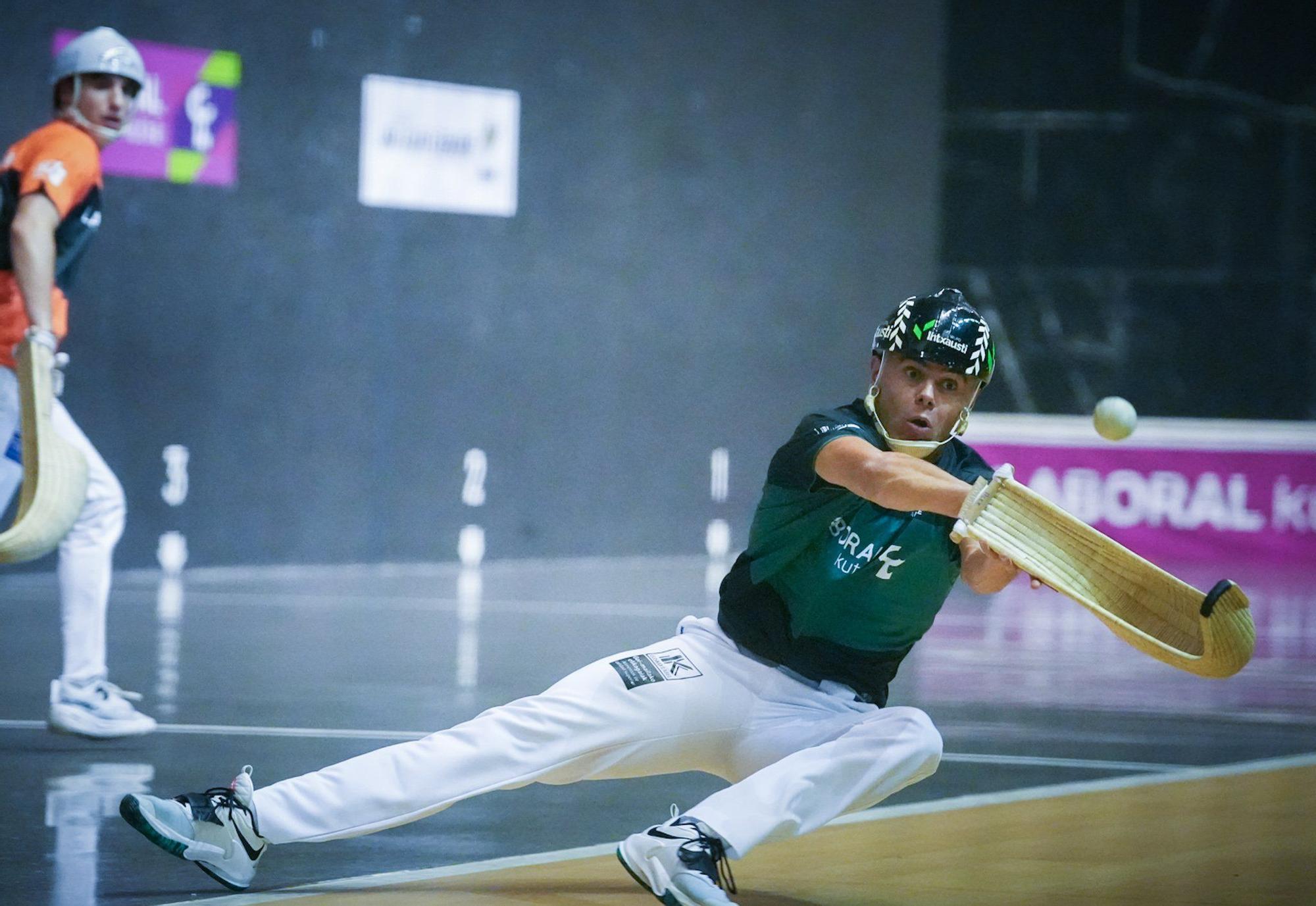Alex Goitiandia-Lekerika y Urreisti-López suman sus primeros triunfos del Winter Series ante Johan-Gorka y Goixerri-Manci en la jornada inaugural del Winter Series.