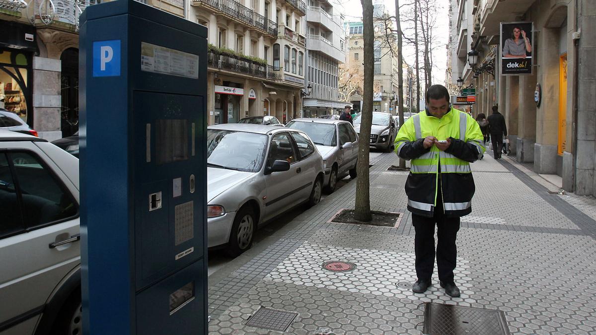 Un agente de la OTA en un calle de Donostia.