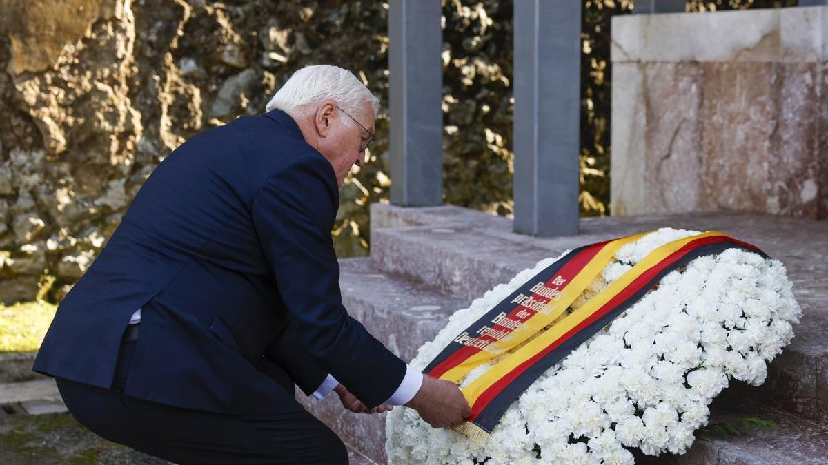 El presidente alemán,  Frank-Walter Steinmeier, durante una ofrenda floral en memoria de las víctimas del bombardeo en Gernika.