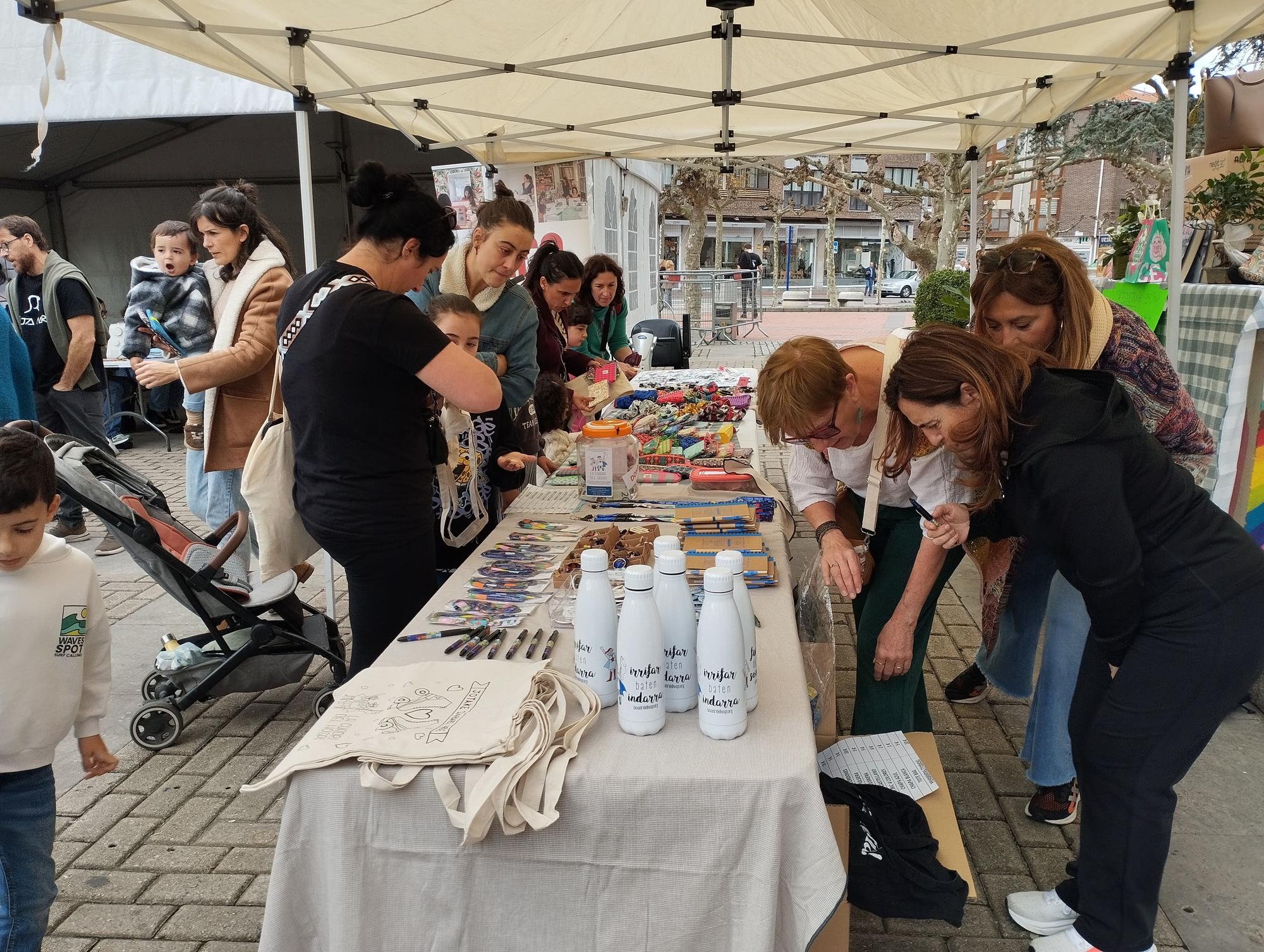 La plaza del ayuntamiento de Sopela acogió diversas actividades solidarias.