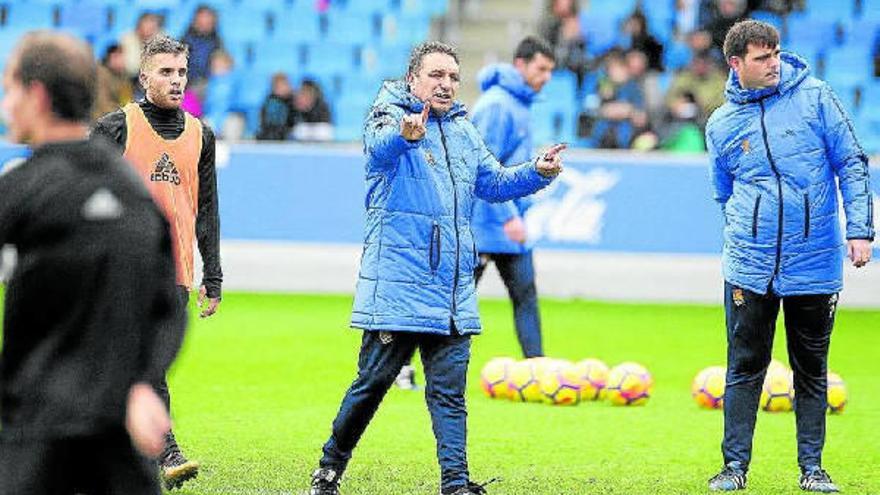 Eusebio Sacristán da instrucciones a sus futbolistas durante una sesión de entrenamiento en las instalaciones de Zubieta. Eusebio Sacristán da instrucciones a sus futbolistas durante una sesión de entrenamiento en las instalaciones de Zubieta.