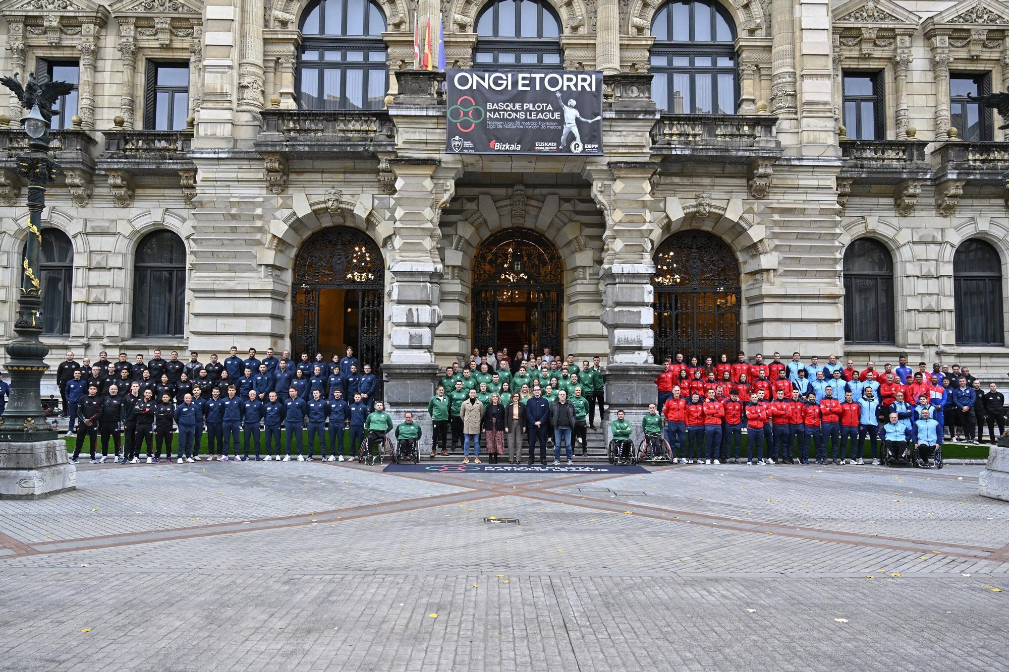 Recepción oficial a las delegaciones participantes de la Liga de Naciones por parte de las autoridades.