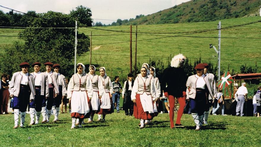 Ibai Lorak baila en honor a la historia y leyendas de Zalla