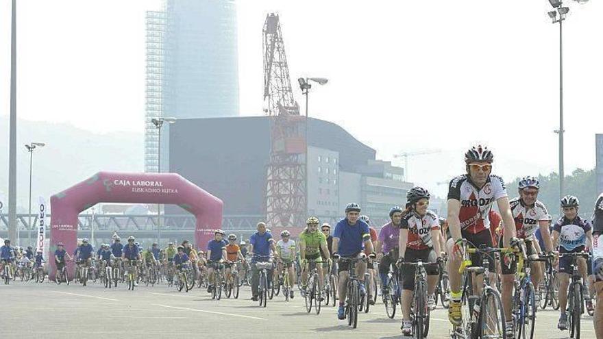 La clásica cicloturista Bilbao-Bilbao provocará varios cortes de calles el domingo