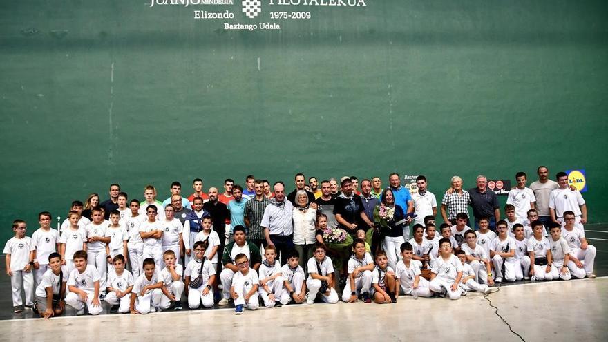 Un frontón para Juanjo Atxa en Elizondo