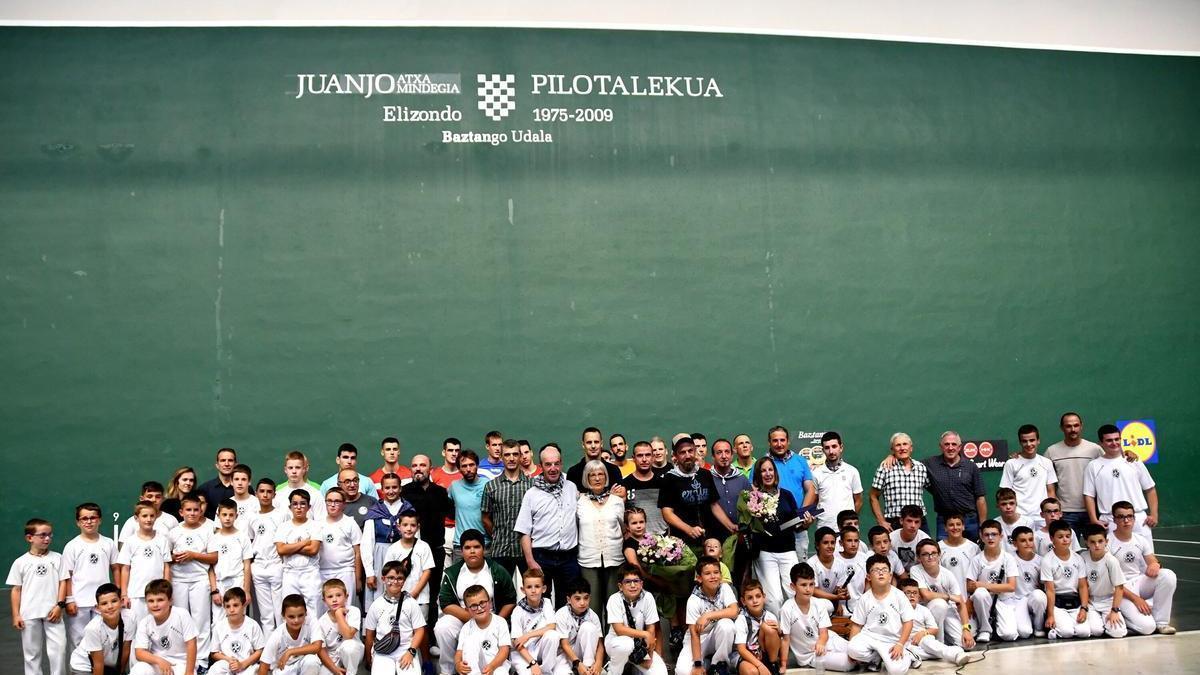 Mutiltudinario homenaje a Juanjo Atxa.
