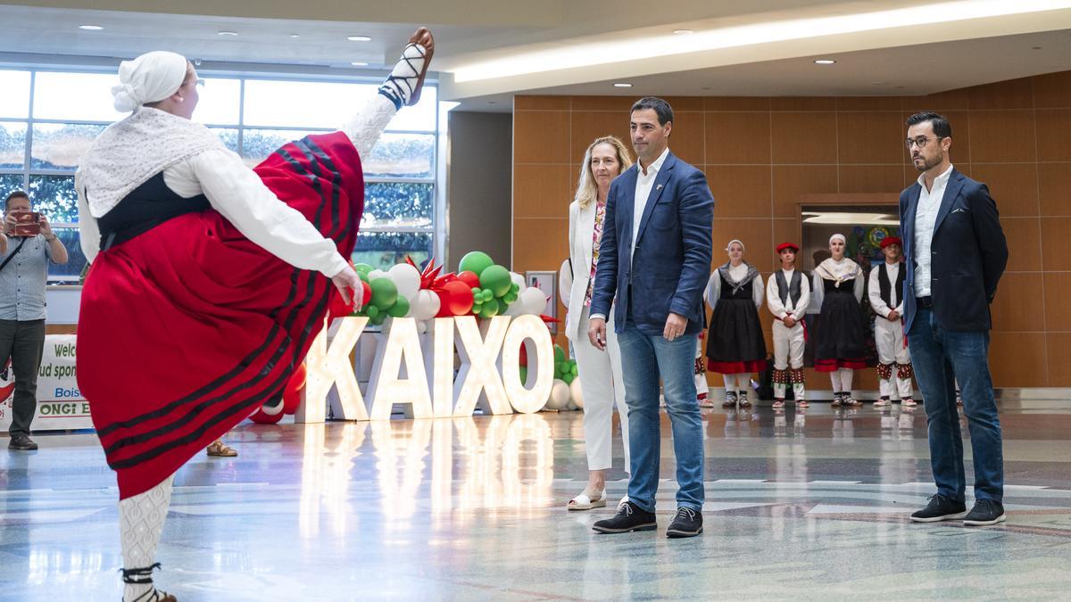 El lehendakari Pradales, en su último viaje a Estados Unidos, en pleno recibimiento en el aeropuerto