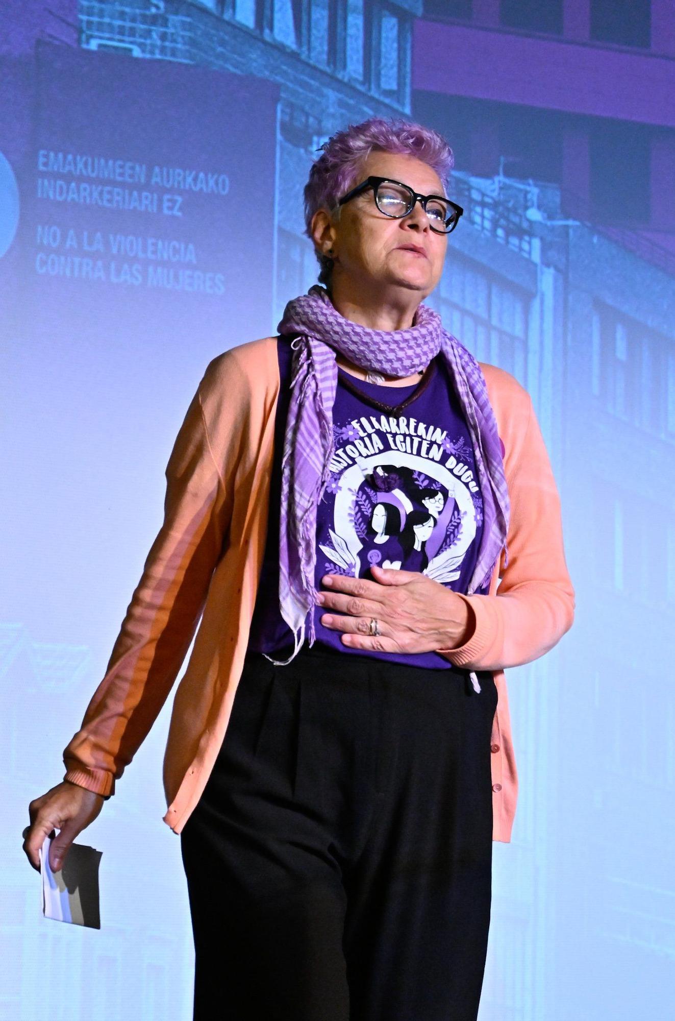 En imágenes: El Ayuntamiento de Bilbao conmemora el 25N con un acto simbólico en el Teatro Campos Elíseos