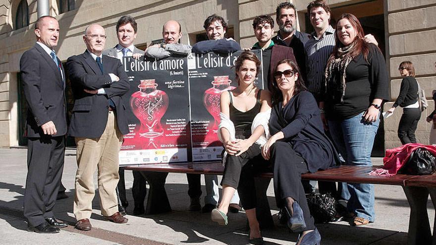 Parte del elenco y varios miembros de la AGAO, ayer en la presentación de la &#039;L&#039;Elisir d&#039;amore&#039; en el Gayarre.