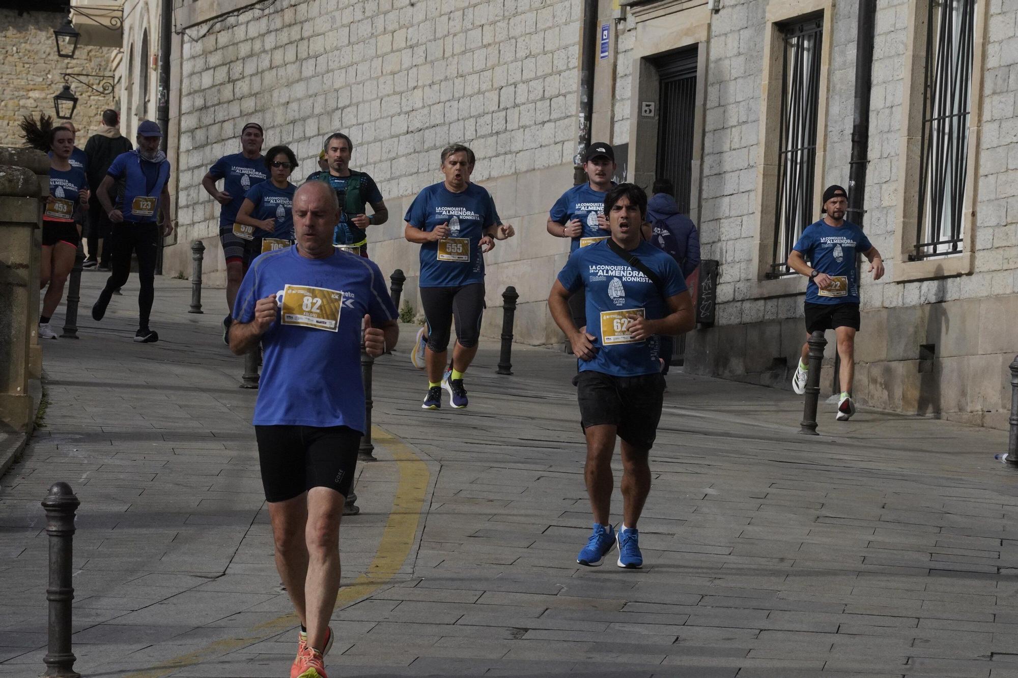 En imágenes: Miles de personas conquistan la Almendra de Gasteiz