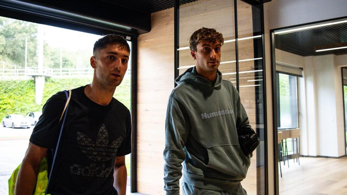 Jon Gorrotxategi y Mikel Goti, a su llegada a las instalaciones de Zubieta