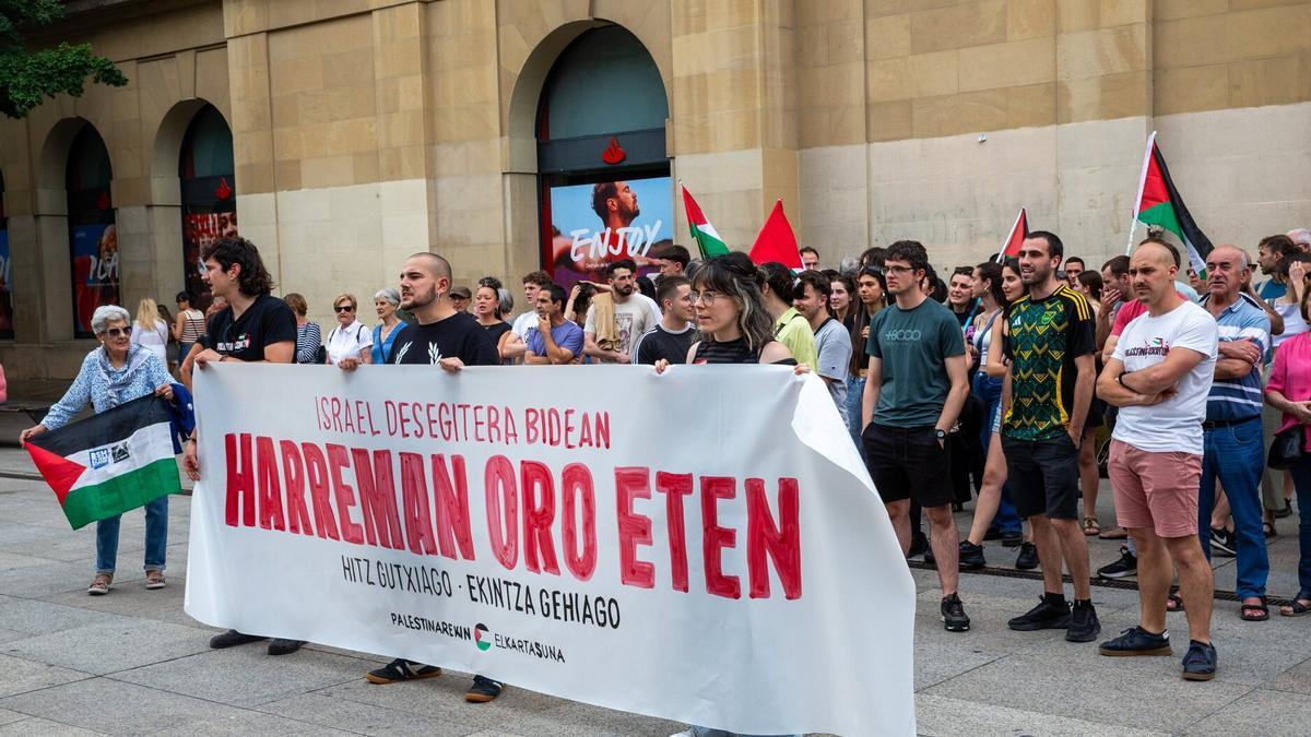 Concentración de Palestinarekin Elkartasuna frente al Palacio de Navarra.