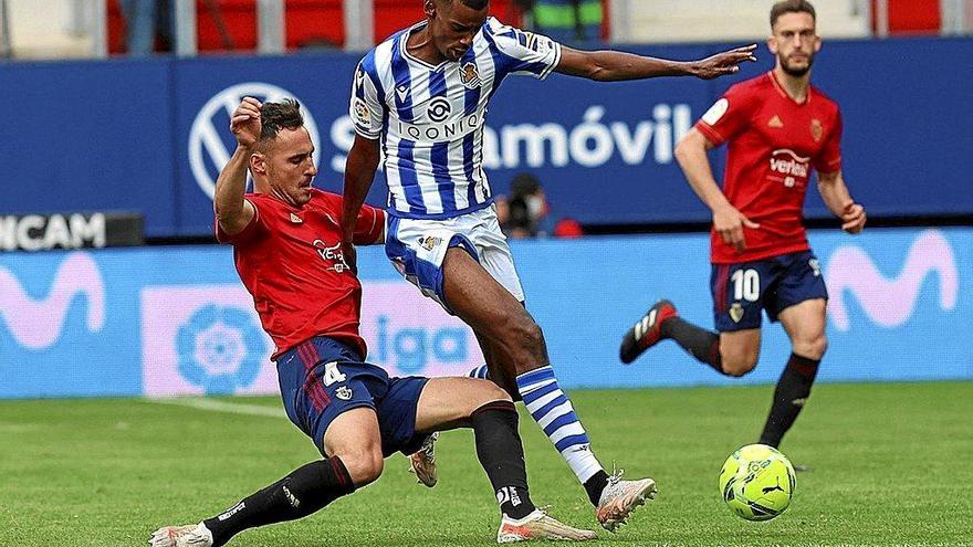 Unai García se lanza al suelo para frenar un avance de Isak en la acción en la que se lastimó su rodilla izquierda.