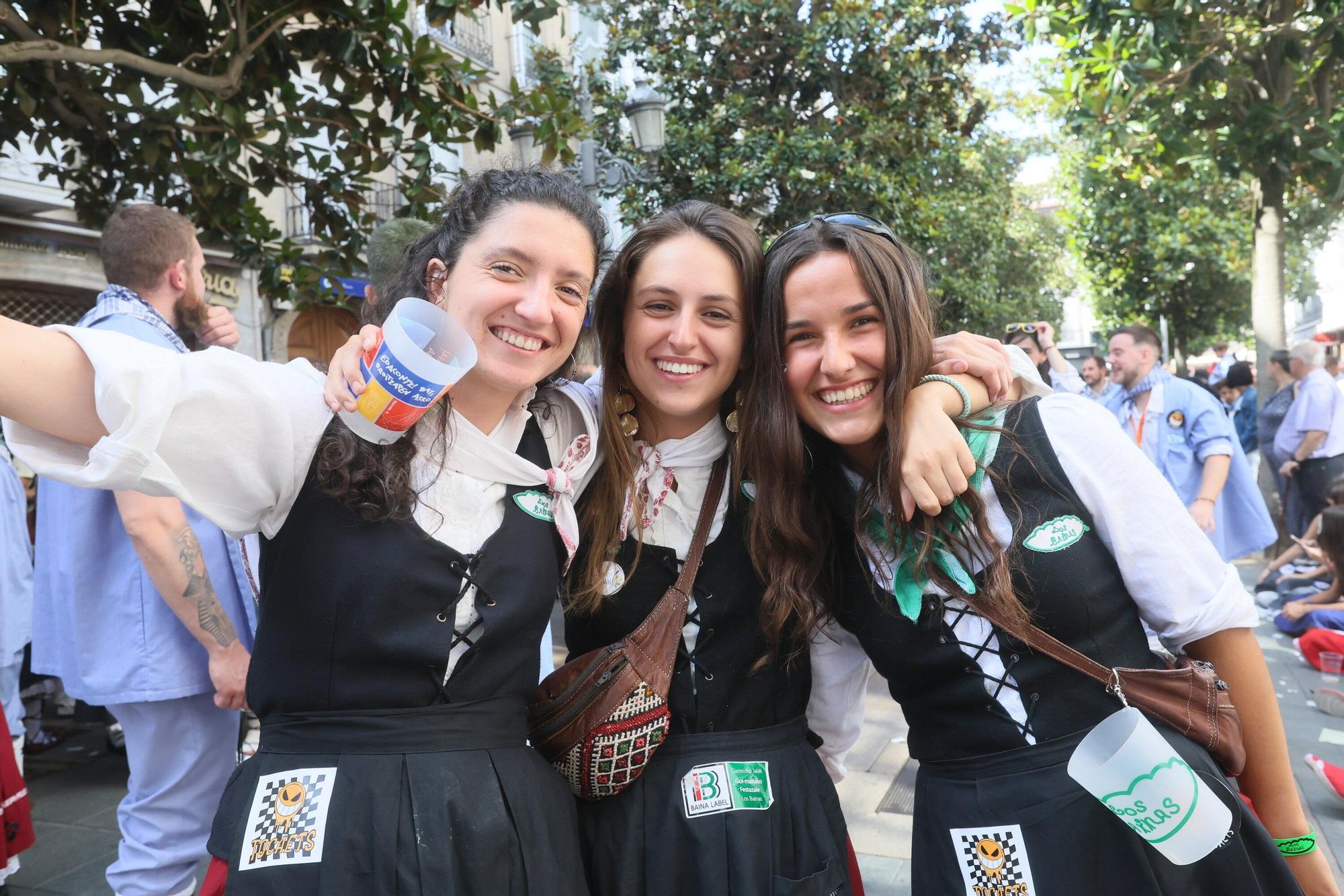 En imágenes: Blusas y neskas desfilan en una kalejira por Santiago