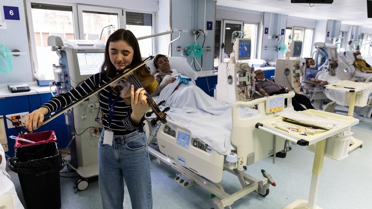 Sesión de música en directo de este viernes en la sala de hemodiálisis