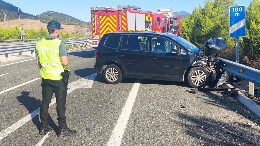 Tres trasladados tras una colisión por alcance en la A-21 en Aldunate