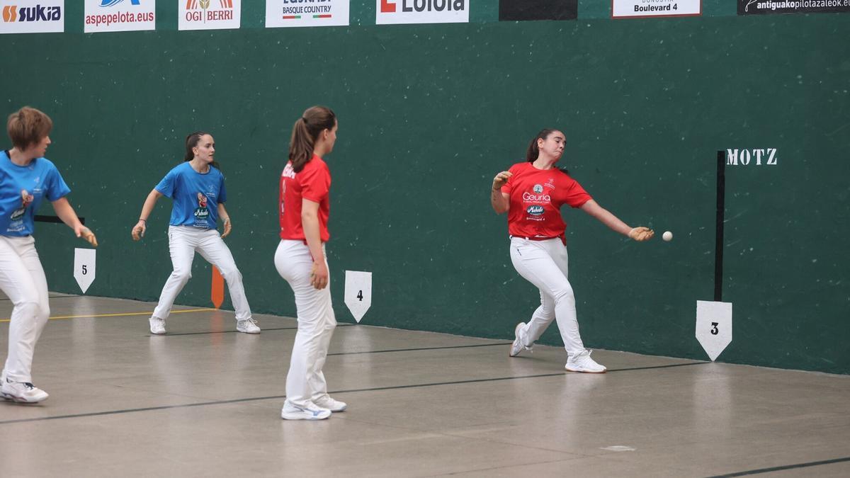 Zabaleta, Mendiburu, Etxegarai y Gaminde, en el primer partido de las finales del Antiguo.