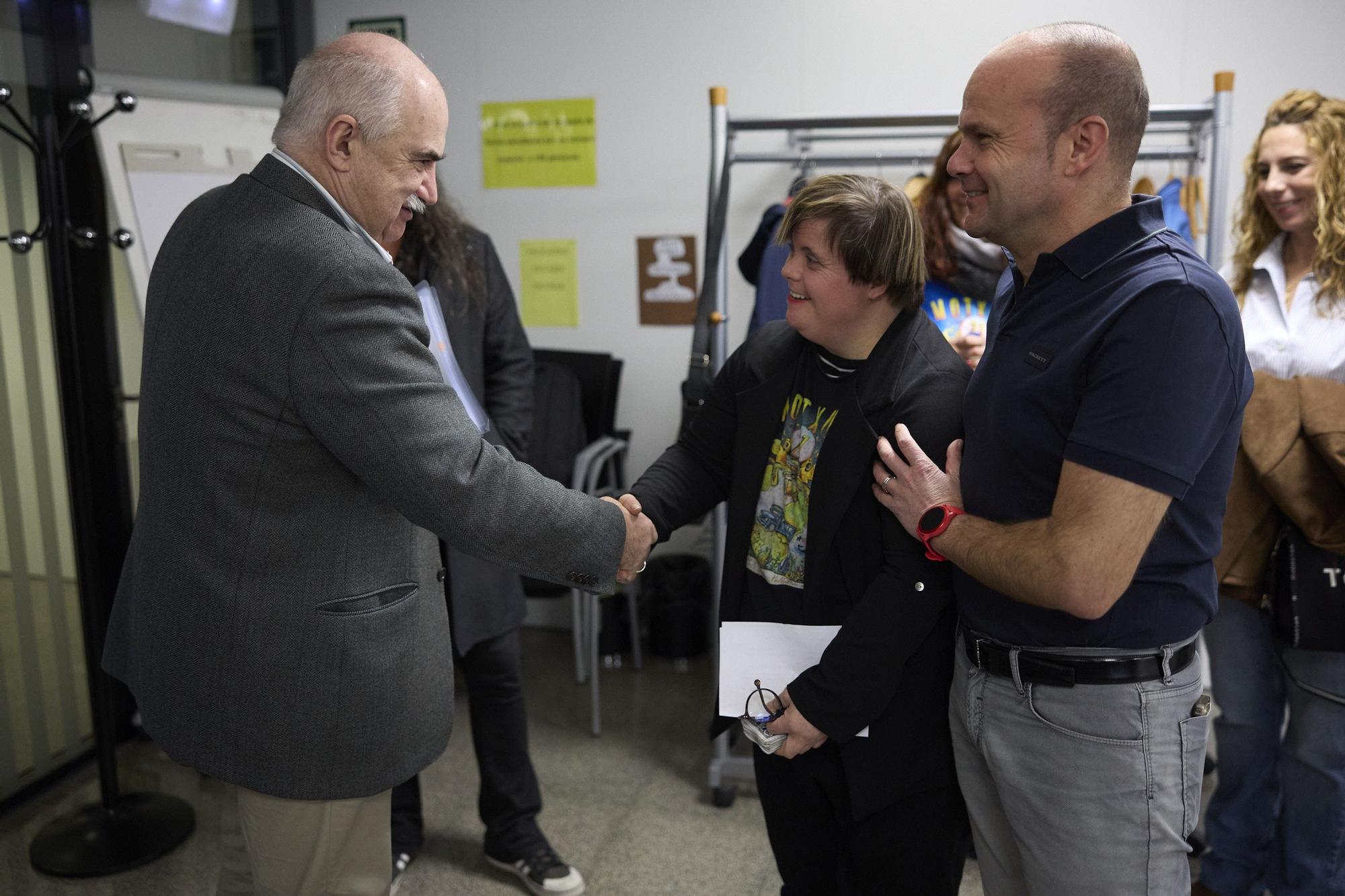 El consejero Aierdi saluda a Aintzane, integrante de Motxila21.