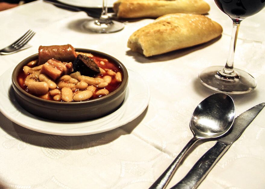 Cazuelita de fabada con su 'compangu', plato icónico de la cocina asturiana tradicional. 