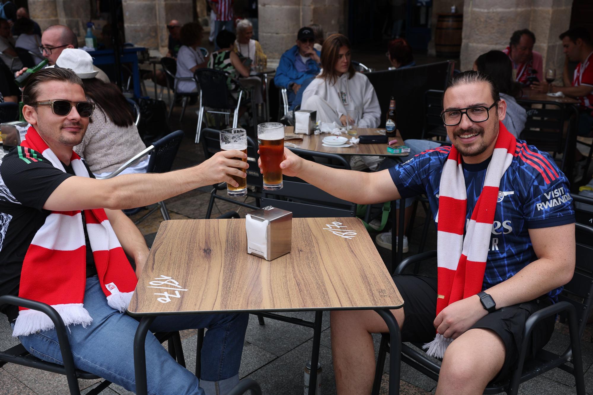 En imágenes: los aficionados del Arsenal y el Athletic calienta motores antes del primer partido de la Champions en San Mamés