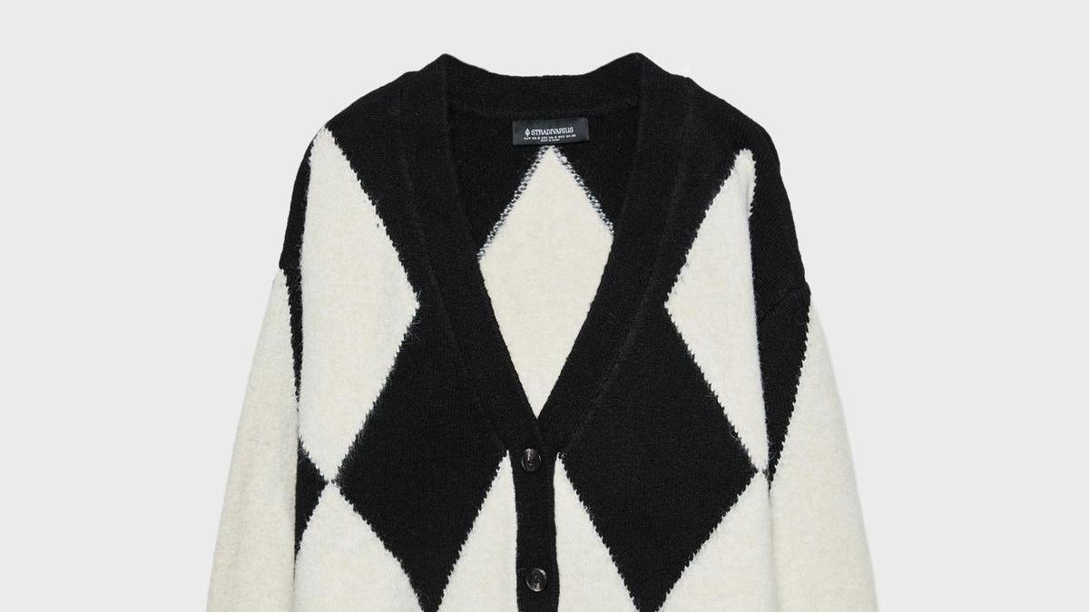 Vista delantera de la chaqueta oversize de punto de Stradivarius