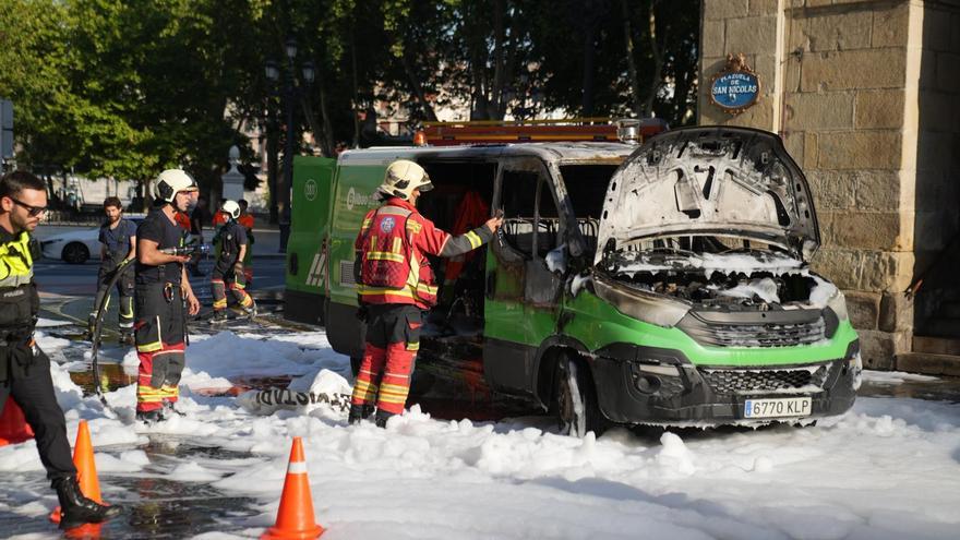 Arde un vehículo de limpieza en el centro de Bilbao sin causar heridos