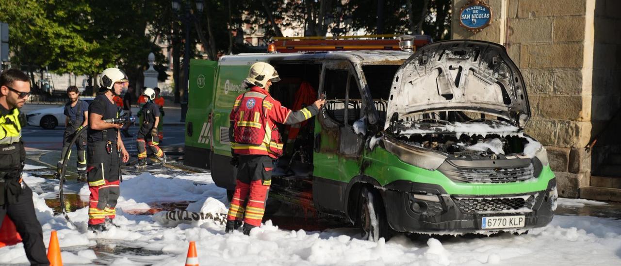 En imágenes: Arde un vehículo de limpieza en el centro de Bilbao sin causar heridos