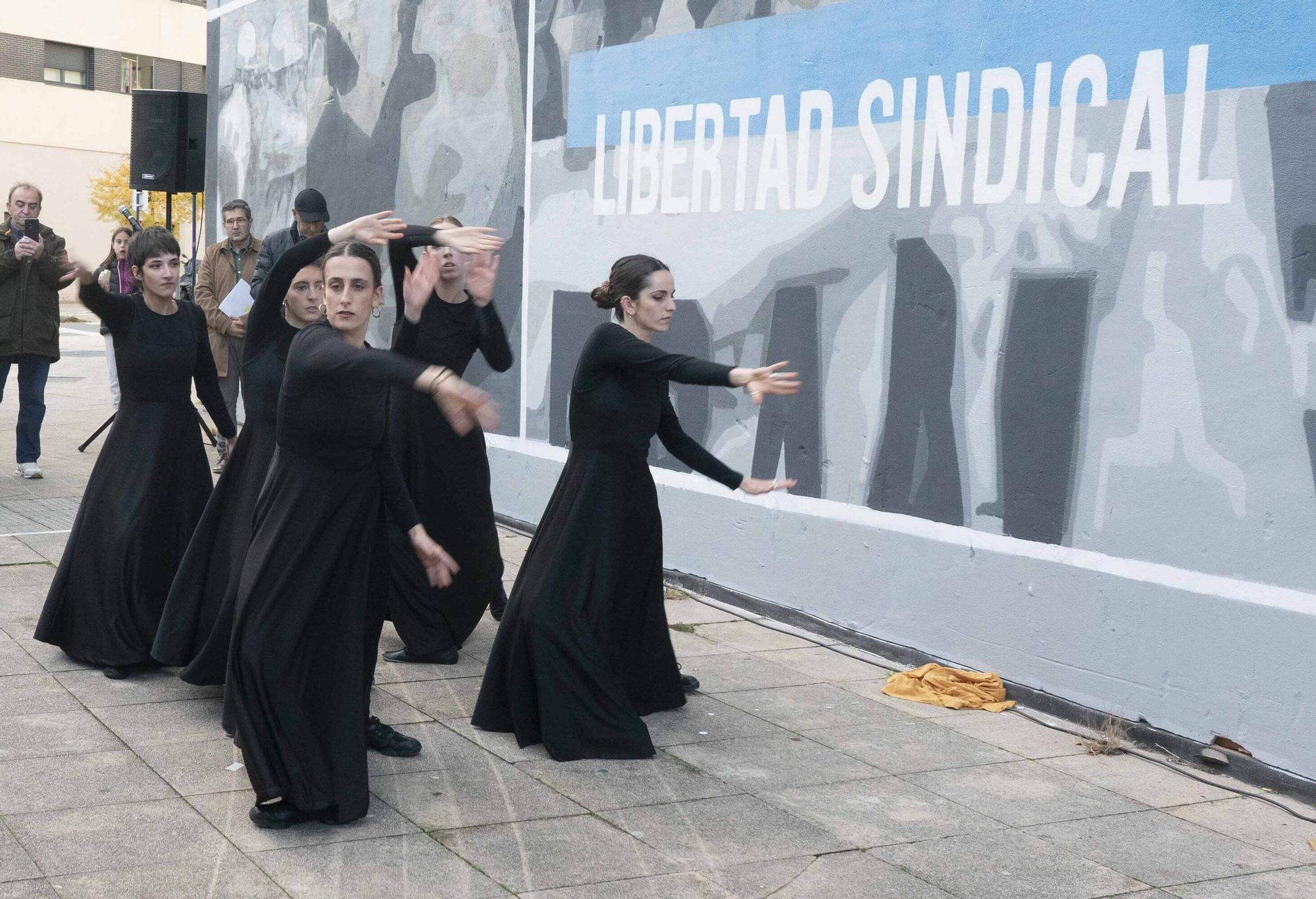En imágenes: Zabalgana estrena un mural sobre la evolución del movimiento obrero