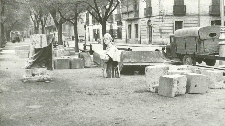 Traslado de las estatuas del paseo de Sarasate, en 1956